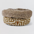 Afbeelding geladen in Galerij-viewer, POOCH POUCH african hondenmand with modern geometric design and warm, rustic tones.