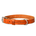 Afbeelding geladen in Galerij-viewer, De No Fuss halsband camel colored adjustable leather dog collar by Per & Quint, eco-friendly premium Italian leather.
