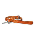 Afbeelding geladen in Galerij-viewer, Twisted camel leather dog leash with braided design and metal clasp, handcrafted from eco-friendly Italian leather.