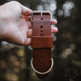 Afbeelding geladen in Galerij-viewer, Brede Leren Halsband | Bold Bruin - Cooper & Quint