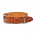 Afbeelding geladen in Galerij-viewer, Wide camel-colored leather dog collar with metal buckle and D-ring, durable and stylish Brede leren halsband