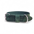 Afbeelding geladen in Galerij-viewer, Wide green leather dog collar made from durable Italian vegetable-tanned leather with sturdy metal buckle and D-ring