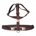 Afbeelding geladen in Galerij-viewer, Hondentuig Simply Hemp Kastanjebruin dog harness made from durable, eco-friendly hemp with brass fittings, adjustable and available in multiple sizes.