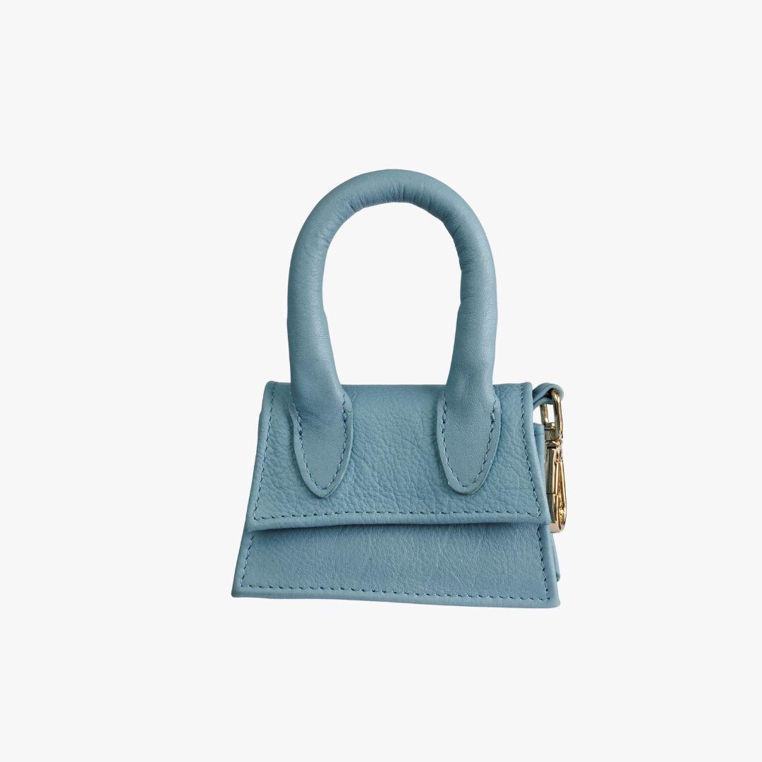 Lichtblauwe designer tas voor hondenkoekjes en poepzakken.