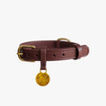 Afbeelding geladen in Galerij-viewer, Hondenhalsband klassiek bordeaux rood luxe leer met gouden accenten.