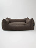 Afbeelding geladen in Galerij-viewer, BILLY Bouclé Hondenmand Mocca; luxe en comfortabel hondenbed in zachte bouclé stof.