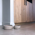 Afbeelding geladen in Galerij-viewer, Hondenvoerbak Beton
De Beton DOGA hondenvoerbak, is vervaardigd uit volledig keramiek en wordt gekenmerkt door het DOGA logo op de voorkant. Het moderne en strakke ontwerp maakt dat deDogawafwafHondenvoerbak Beton