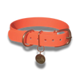 Afbeelding geladen in Galerij-viewer, Waterdichte neon oranje hondenhalsband met comfortabele pasvorm en gouden accenten