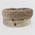 Afbeelding geladen in Galerij-viewer, Luxury dog bed with soft, plush lining and stylish polka dot design, POOCH POUCH Limited Edition.
