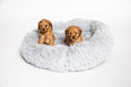 Afbeelding geladen in Galerij-viewer, Donut bed 
In stijl slapen met het comfortabele donutbed. Deze donutmandjes verminderen ook stress bij je hond, waardoor ze rustiger kunnen slapen.
Deze mand is geschikt voorstudio proudwafwafDonut bed