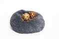 Afbeelding geladen in Galerij-viewer, Donut bed 
In stijl slapen met het comfortabele donutbed. Deze donutmandjes verminderen ook stress bij je hond, waardoor ze rustiger kunnen slapen.
Deze mand is geschikt voorstudio proudwafwafDonut bed
