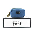 Afbeelding geladen in Galerij-viewer, Poepzakhouder Denim met bronskleurige details op een doos van Studio Proud.