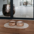 Afbeelding geladen in Galerij-viewer, Hondenvoerbak Desert Sand
Bent u op zoek naar een stijlvolle hondenvoerbak die mooi in uw interieur of tuin past? De DOGA Desert Sand hondenvoerbak is speciaal ontworpen met het herkenbare DDogawafwafHondenvoerbak Desert Sand