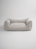 Afbeelding geladen in Galerij-viewer, Luxurious taupe Bouclé dog bed, Hondenmand BILLY, offering ultimate comfort.