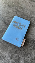 Afbeelding geladen in Galerij-viewer, Blue handmade leather passport holder with personalized text "PASPOORT TUURKE" embossed on the cover