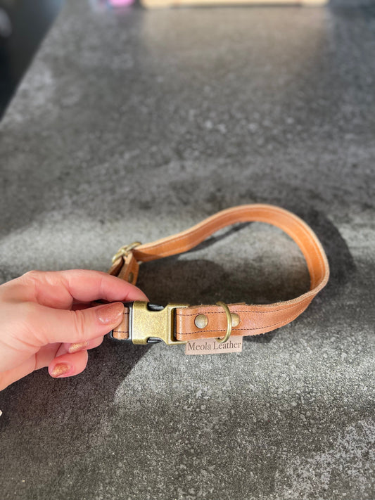 Leren klik halsbandenΒ 
Levertijd: 1 week
De halsbanden bestaan ββuit twee lagen leer, wat resulteert in verminderde uitrekken. Dit betekent echter niet dat de halsband extreem stug en dihondmeolaleatherwafwafLeren klik halsbanden