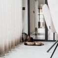 Afbeelding geladen in Galerij-viewer, Hondenvoerbak Desert Sand
Bent u op zoek naar een stijlvolle hondenvoerbak die mooi in uw interieur of tuin past? De DOGA Desert Sand hondenvoerbak is speciaal ontworpen met het herkenbare DDogawafwafHondenvoerbak Desert Sand
