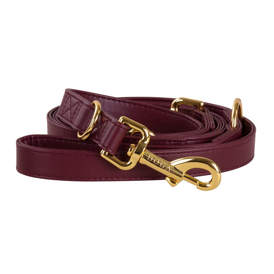 Luxe hondenriem van vegan leer in Bordeaux rood met gouden sluitingen.