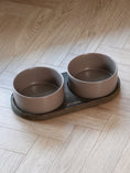 Afbeelding geladen in Galerij-viewer, Nordog dubbele hondenvoerbak Mocca in interieur
