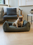 Afbeelding geladen in Galerij-viewer, BILLY Bouclé hondenmand Moss met hond
