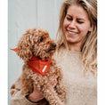 Afbeelding geladen in Galerij-viewer, Honden bandana Voile Cognac
Ben je ooit op het idee gekomen om je hond een stijlvolle en trendy bandana te geven om zijn persoonlijkheid en uiterlijk extra flair te geven? Met de luxe Honden bDogawafwafHonden bandana Voile Cognac
