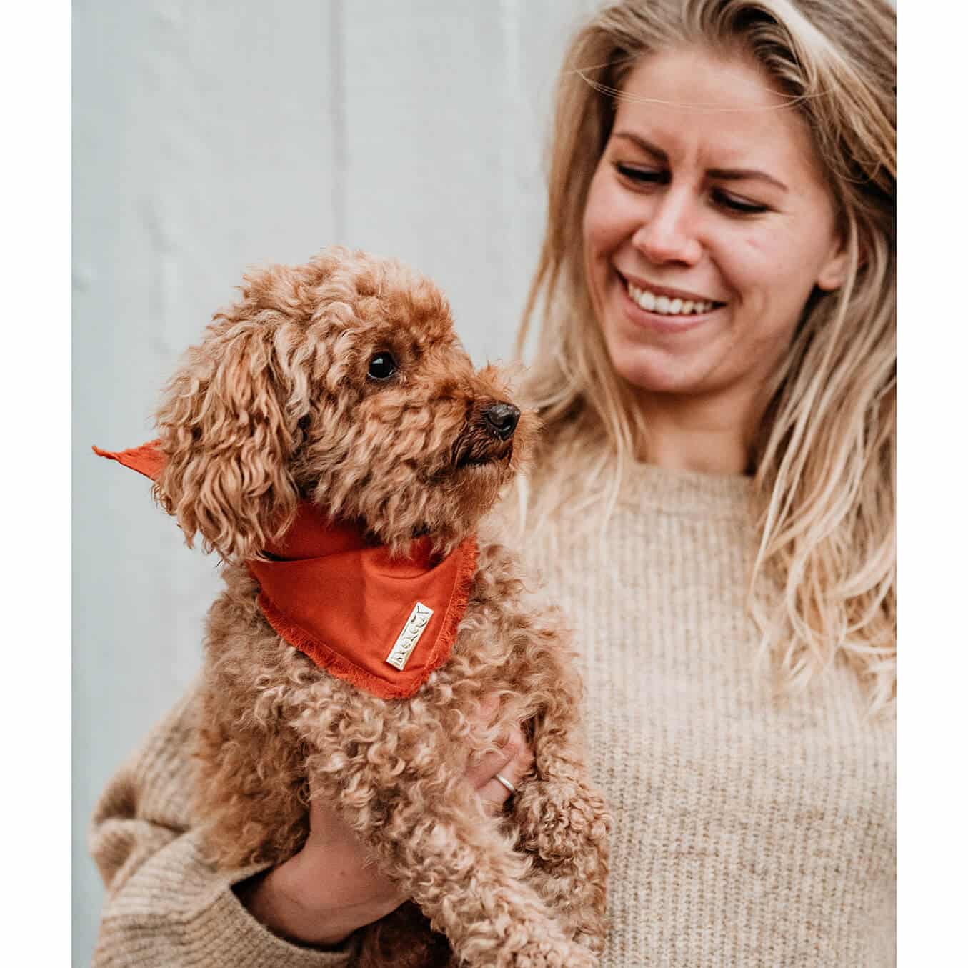 Honden bandana Voile Cognac
Ben je ooit op het idee gekomen om je hond een stijlvolle en trendy bandana te geven om zijn persoonlijkheid en uiterlijk extra flair te geven? Met de luxe Honden bDogawafwafHonden bandana Voile Cognac