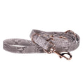 Afbeelding geladen in Galerij-viewer, Hondenriem Royal Snake
De hondenriem Royal Snake is een luxe en trendy hondenriem van het merk DOGA. Deze riem is gemaakt van vegan leer en heeft een unieke snake print structuur in verscDogawafwafHondenriem Royal Snake
