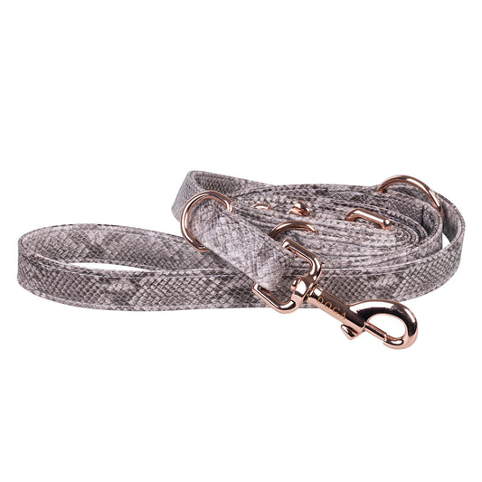 Hondenriem Royal Snake
De hondenriem Royal Snake is een luxe en trendy hondenriem van het merk DOGA. Deze riem is gemaakt van vegan leer en heeft een unieke snake print structuur in verscDogawafwafHondenriem Royal Snake