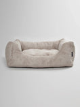 Afbeelding geladen in Galerij-viewer, Beige velvet dog bed Oscar by Nordog, luxurious and comfortable.
