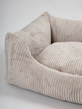 Afbeelding geladen in Galerij-viewer, Hondenmand `Oscar Velvet  Beige
