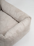 Afbeelding geladen in Galerij-viewer, Hondenmand `Oscar Velvet  Beige
