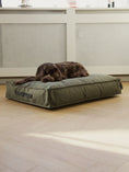 Afbeelding geladen in Galerij-viewer, Orthopedic Hondenkussen Hygge Forrest for large dogs, in use.
