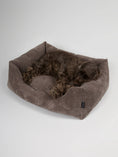 Afbeelding geladen in Galerij-viewer, OSCAR Velvet hondenmand in mokka met luxe fluweel en memory foam voor optimaal comfort.
