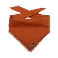 Afbeelding geladen in Galerij-viewer, Honden bandana Voile Cognac
Ben je ooit op het idee gekomen om je hond een stijlvolle en trendy bandana te geven om zijn persoonlijkheid en uiterlijk extra flair te geven? Met de luxe Honden bDogawafwafHonden bandana Voile Cognac
