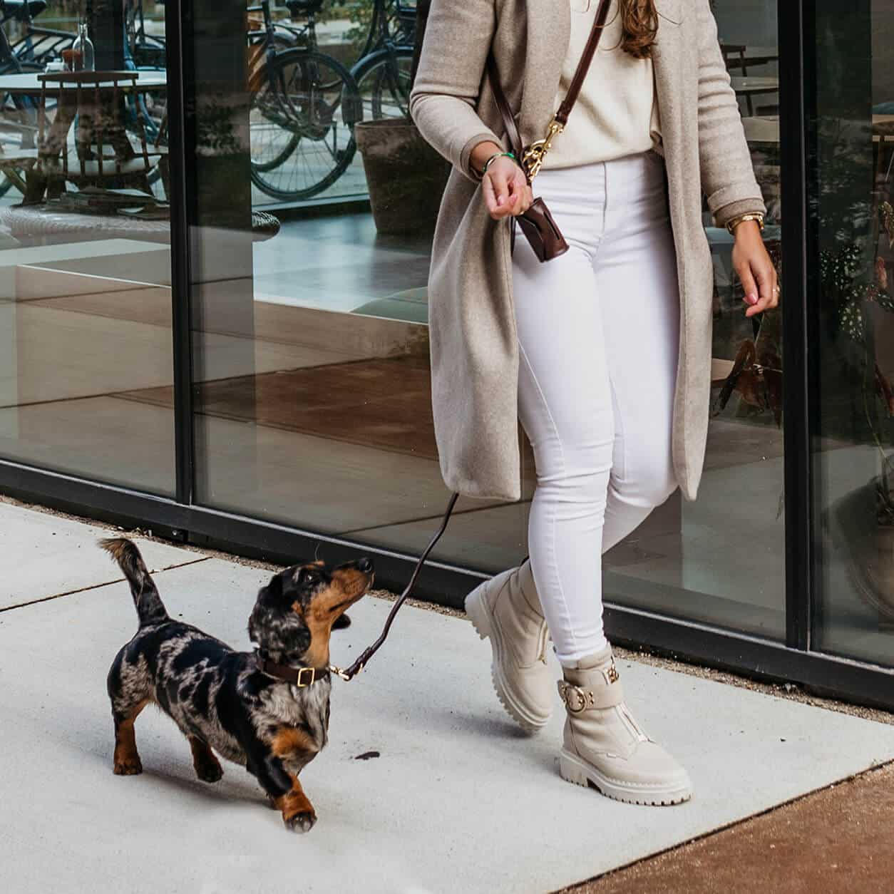Hondenriem Bruin met goud
De DOGA Hondenriem Bruin met goud is een luxe accessoire die perfect past bij de hondenhalsband Bruin met goud. Deze donkerbruine hondenriem is niet alleen stijlvolDogawafwafHondenriem Bruin met goud