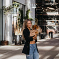 Afbeelding geladen in Galerij-viewer, Hondenjasje Teddy
Het hondenjasje Teddy van DOGA is een modieus en stijlvol accessoire voor kleine honden. Met zijn mooie beige kleur en teddy look zorgt dit jasje ervoor dat je hondDogawafwafHondenjasje Teddy
