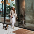 Afbeelding geladen in Galerij-viewer, Hondenriem Bruin met goud
De DOGA Hondenriem Bruin met goud is een luxe accessoire die perfect past bij de hondenhalsband Bruin met goud. Deze donkerbruine hondenriem is niet alleen stijlvolDogawafwafHondenriem Bruin met goud
