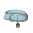 Afbeelding geladen in Galerij-viewer, Pastel blauwe waterdichte hondenhalsband met gouden accenten voor comfort en stijl
