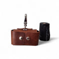 Afbeelding geladen in Galerij-viewer, Bruine leren poepzakhouder Cooper & Quint
