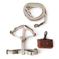 Afbeelding geladen in Galerij-viewer, Puppy Starterspakket Schelpenwit met tuig, riem en bruine poepzakhouder
