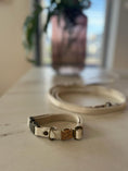 Afbeelding geladen in Galerij-viewer, Hondenriem Simply Hemp Schelpenwit op tafel, gemaakt van duurzaam hennepkoord.
