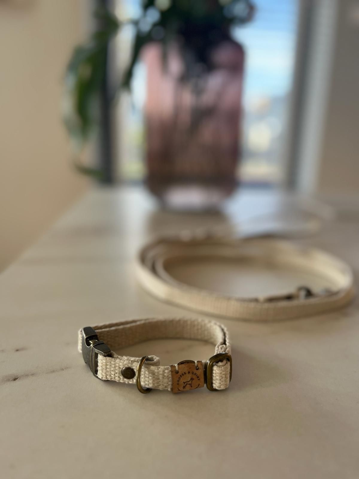 Hondenriem Simply Hemp Schelpenwit op tafel, gemaakt van duurzaam hennepkoord.