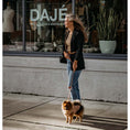 Afbeelding geladen in Galerij-viewer, Hondenjasje Teddy
Het hondenjasje Teddy van DOGA is een modieus en stijlvol accessoire voor kleine honden. Met zijn mooie beige kleur en teddy look zorgt dit jasje ervoor dat je hondDogawafwafHondenjasje Teddy

