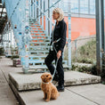 Afbeelding geladen in Galerij-viewer, Honden poepzakhouder Mintgroen met rosé goud
De praktische en stijlvolle Mintgroene honden poepzakhouder met rosé goud is een ontwerp van het lifestyle merk DOGA. De poepzakhouder bevat een uitlaat zakje waariDogawafwafHonden poepzakhouder Mintgroen met rosé goud
