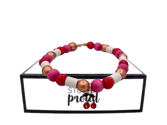 Anti-tekenband Bordeaux with wood, acrylic, and ceramic EM beads for dog protection.