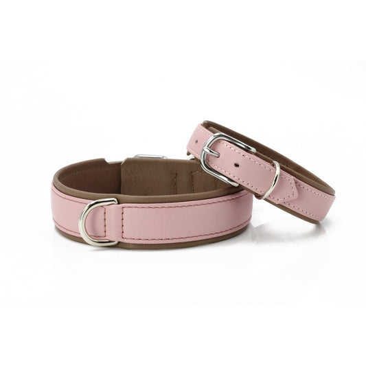 Roze hondenhalsband van nappaleer met dubbele D-ring en zachte randen.
