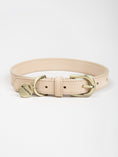 Afbeelding geladen in Galerij-viewer, Thomas hondenhalsband vanille gemaakt van Italiaans nubuckleer met messing gesp.
